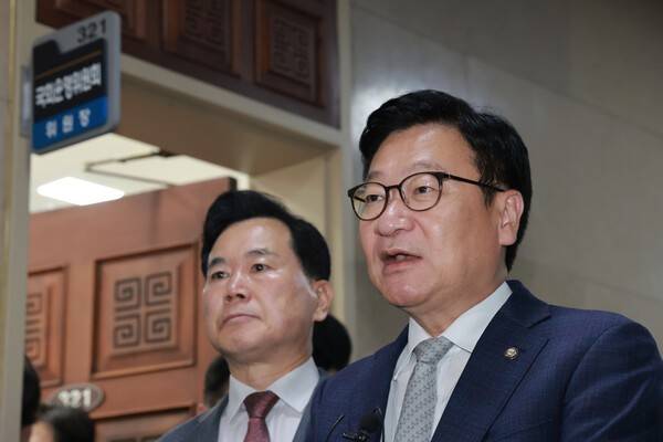 정점식 국민의힘 원내대표가 30일 국회에서 22대 국회 하반기 원 구성을 위한 한병도 더불어민주당 원내대표와의 회동을 마치고 운영위원장실에서 나와 회동 결과를 설명하고 있다. 여야 원내대표는 합의에 이르지 못했다고 밝혔다. 연합뉴스