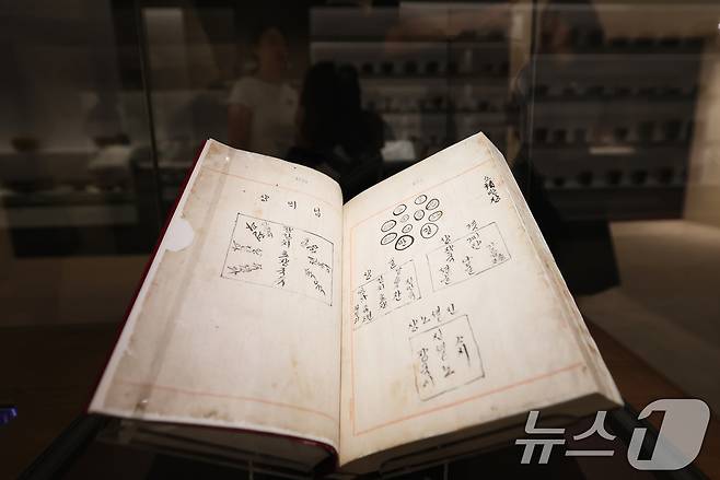 30일 서울 용산구 국립중앙박물관에서 열린 ‘우리들의 밥상’ 특별전 언론공개회에서 방문객들이 전시물을 관람하고 있다. K-푸드의 뿌리가 담긴 684점의 전시품을 통해 우리 삶과 자연이 담긴 밥상의 의미와 가치를 살펴보는 이번 전시는 7월 1일부터 10월 25일까지 국립중앙박물관 상설전시관 특별전시실에서 진행된다. 2026.6.30 ⓒ 뉴스1 오대일 기자
