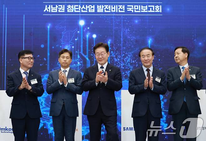 이재명 대통령이 30일 광주 김대중 컨벤션센터에서 열린 서남권 첨단산업 발전비전 국민보고회에서 서남권 첨단산업 육성을 위한 투자양해각서를 마친 참석자들과 기념촬영을 하고 있다. 왼쪽부터 이진안 앰코테크놀로지코리아 대표, 곽노정 SK하이닉스 대표, 이재명 대통령, 전영현 삼성전자 부회장, 구윤철 부총리 겸 재정경제부 장관. (청와대통신사진기자단) 2026.6.30 ⓒ 뉴스1 허경 기자