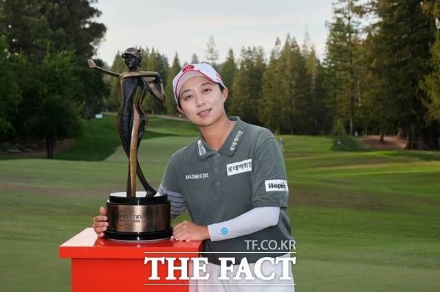 올시즌 LPGA투어 2승의 김효주가 소속사 롯데 주최의 롯데오픈에 출전, 국내팬들과 만난다. 사진은 올해 파운더스컵 우승 직후 트로피를 들고 포즈를 취한 모습./AP.뉴시스