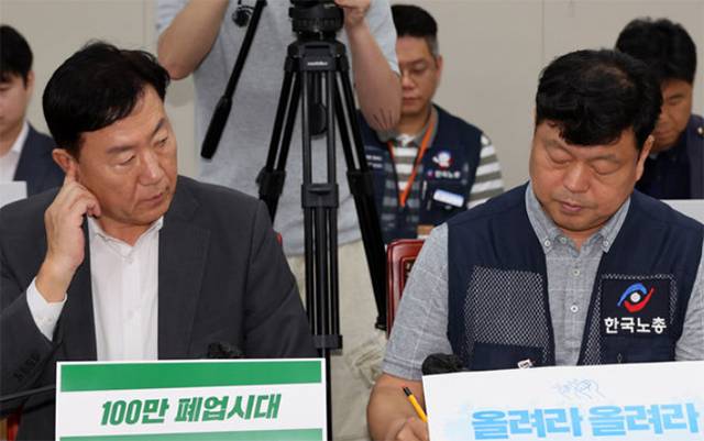 류기정(왼쪽) 최저임금위원회 사용자 위원와 류기섭 근로자 위원이 30일 오후 세종시 정부세종청사에서 열린 최저임금위원회 제10차 전원회의에서 나란히 앉아 있다./뉴시스