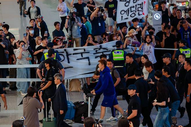 2026 북중미 월드컵 32강 진출 실패의 책임을 지고 사퇴 의사를 밝힌 홍명보 축구대표팀 감독이 30일 새벽 인천국제공항 2터미널에 도착, 축구팬들 아유를 받으며 이동하고 있다. /뉴스1