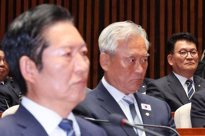 정청래 더불어민주당 대표와 송영길 의원이 11일 서울 여의도 국회에서 열린 의원총회에 자리하고 있다. 뉴스1