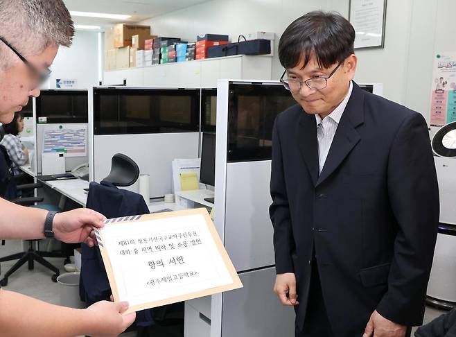 이규연(오른쪽) 광주제일고등학교(광주일고) 교장이 30일 서울 송파구 대한야구소프트볼협회를 방문해 전국 고교야구대회 도중 발생한 상대팀 배재고의 응원 구호 논란과 관련한 항의서한을 전달하고 있다. 연합뉴스