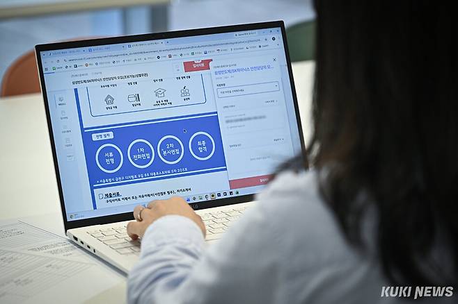 한 청년 구직자가 취업 정보를 검색하고 있다. 남동균 기자