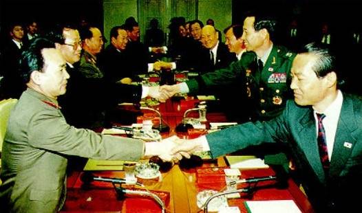 1992년 4월 1일 평화의 집에서 열린 남북핵통제공동위원회 제2차회의에서 양측 대표의 인사교환. 통일부 제공