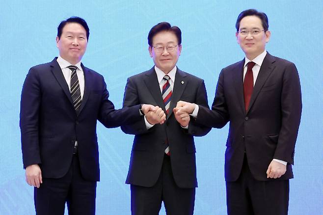 이재명 대통령과 이재용 삼성전자 회장(오른쪽), 최태원 SK그룹 회장이 29일 청와대 영빈관에서 열린 '대한민국 대도약 3대 메가프로젝트 국민보고회'에서 손을 맞잡고 기념촬영을 하고 있다. /사진=뉴시스