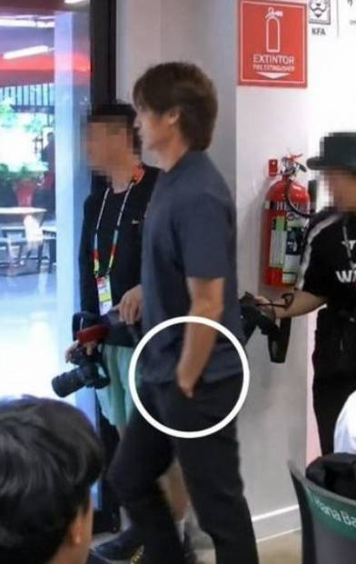 28일 홍명보 감독이 사퇴 의견을 밝힌 뒤 퇴장하는 모습. 주머니에 손을 넣은 모습에 태도 논란이 불거졌다./사진=KBS