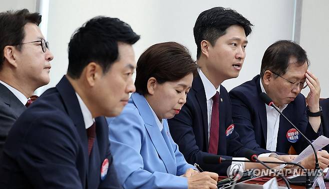 장동혁 대표 사퇴 촉구 발언하는 우재준 청년최고위원 (서울=연합뉴스) 이동해 기자 = 국민의힘 우재준 청년최고위원이 29일 국회에서 열린 최고위원회의에서 장동혁 대표 사퇴 촉구 발언을 하고 있다. 왼쪽 발언 듣는 장동혁 대표. 2026.6.29 eastsea@yna.co.kr