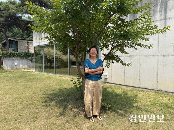 지난 16일 강화군 양도면에서 만난 김금숙 작가. 2026.6.16 /백효은기자 100@kyeongin.com
