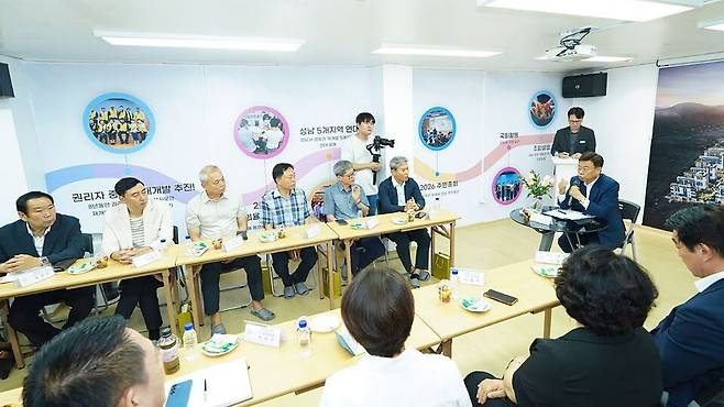 ▲ 신상진 성남시장이 1일 민선 9기 취임 첫 일정으로 수정·중원 재개발사업 현장을 찾아 주민들과 소통하고 있다. /사진제공=성남시