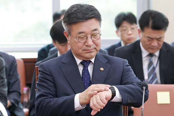윤호중 행정안전부 장관이 1일 국회에서 열린 '제9회 전국동시지방선거 투표용지 부족 사태 등 국민 참정권 침해 진상규명 및 선거관리 개혁을 위한 국정조사 특별위원회' 제3차 전체회의에서 시계를 보고 있다. 연합뉴스