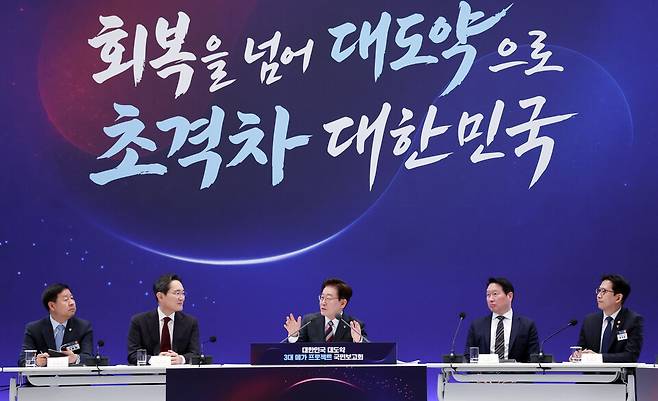 6월 29일 청와대에서 열린 3대 메가프로젝트 국민보고회. 왼쪽부터 구윤철 부총리 겸 재정경제부 장관, 이재용 삼성전자 회장, 이 대통령, 최태원 SK그룹 회장, 배경훈 부총리 겸 과학기술정보통신부 장관. 연합뉴스
