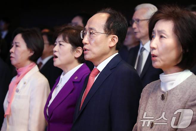 추경호 대구시장이 1일 오전 대구 달서구 대구문화예술회관 팔공홀에서 열린 제36대 대구광역시장 취임식에서 애국가를 부르고 있다. ⓒ 뉴스1 공정식 기자