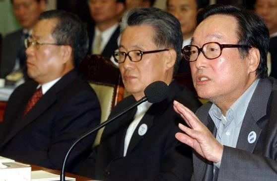2003년 10월 대검찰청 국정감사에 현대 비자금 사건 관련 증인으로 출석한 권노갑 전 민주당 고문, 박지원 전 대통령비서실장, 이익치 전 현대증권 회장(오른쪽부터)이 증인석에 앉아 있다. 중앙포토