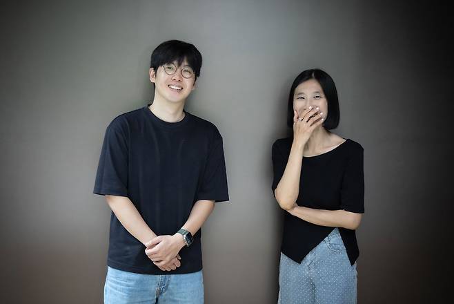 이제야(오른쪽)는 ‘티났어’를 듣고 여름밤이 떠오른다고 했다. 둘의 작사 협업으로 나온 ‘티났어’는 매드클라운(왼쪽)과 인디 가수 죠지가 불렀다. 권혁재 사진전문기자