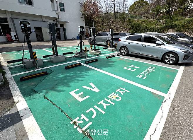 기후에너지환경부가 ‘계절·시간대별 전기요금 개편안’을 시행한다고 밝힌 지난 4월4일 서울시내 한 공공기관 주차장에 전기차 충전기가 설치돼 있다. 강윤중 기자
