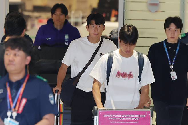 2026 북중미 월드컵을 마친 손흥민(가운데)이 1일 인천국제공항을 통해 귀국하고 있다. 연합뉴스