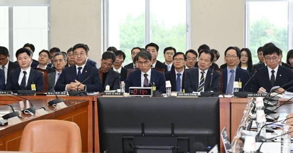 노태악 전 중앙선거관리위원장와 위철환 중앙선거관리위원장 권한대행이 1일 국회에서 열린 투표용지 부족사태 등 국민참정권 침해 진상규명 및 선거관리 개혁을 위한 국정조사 특위 제3차 전체회의에 출석하고 있다. 김정록 기자