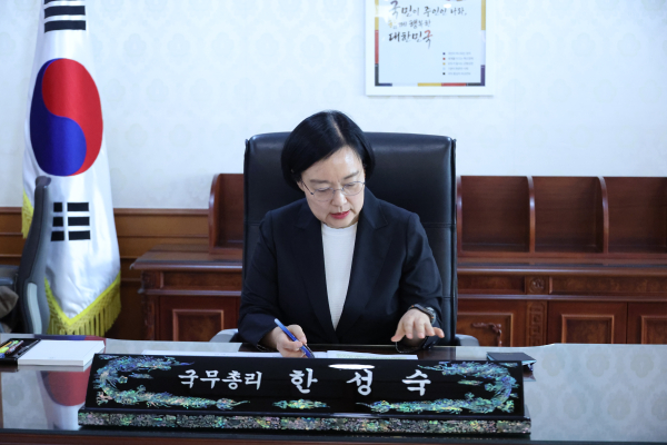 한성숙 신임 국무총리가 1일 서울 종로구 정부서울청사 집무실에서 자료를 검토하고 있다. 연합뉴스