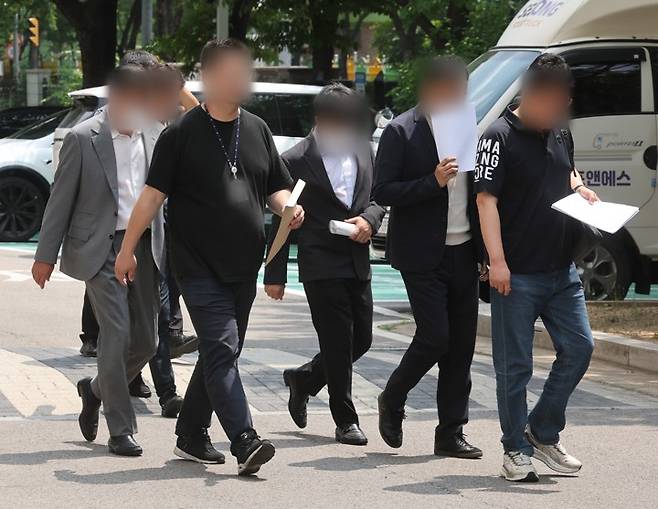 '주가조작 패가망신 1호' 피의자들 구속심사 출석 '주가조작 패가망신 1호' 피의자들 구속심사 출석 (서울=연합뉴스) 박동주 기자 = 1천억원이 넘는 대규모 자금을 조달해 주가조작을 한 혐의를 받는 피의자들이 1일 서울남부지법에서 열린 구속 전 피의자 심문(영장실질심사)에 출석하고 있다. 2026.7.1 pdj6635@yna.co.kr (끝) <저작권자(c) 연합뉴스, 무단 전재-재배포, AI 학습 및 활용 금지>