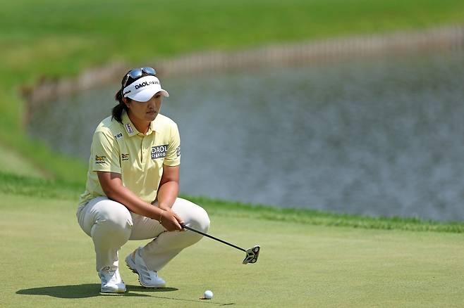 유해란이 28일(현지 시간) KPMG 여자 PGA 챔피언십 4라운드에서 퍼트 라인을 읽고 있다. 2라운드부터 ‘스코티카메론 팬텀 11R OC’ 퍼터를 들고 나가 급반등했다. AFP연합뉴스