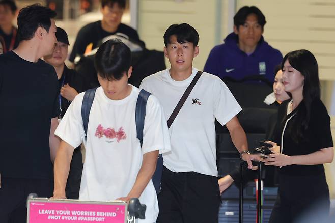 북중미 월드컵을 마친 한국 축구대표팀 손흥민, 엄지성, 김승규가 1일 인천국제공항 제2여객터미널을 통해 귀국하고 있다. 연합뉴스