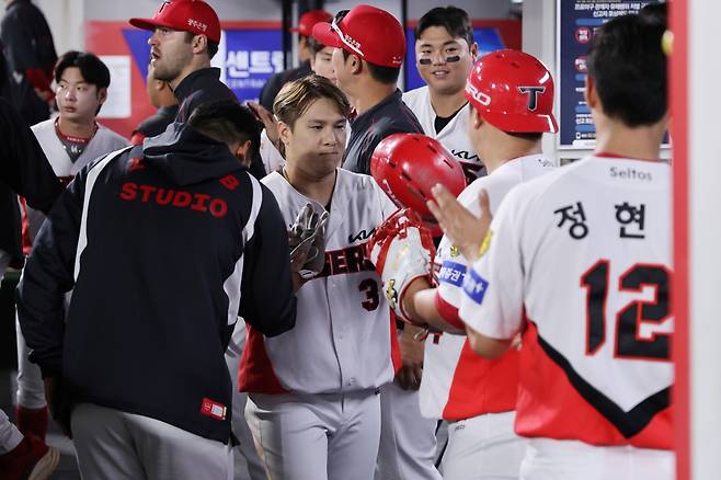 KIA 타이거즈 내야수 김선빈이 30일 광주-KIA챔피언스필드에서 열린 '2026 신한 SOL KBO리그' SSG 랜더스와의 정규시즌 6차전에 6번타자 겸 2루수로 선발 출전해 8회말 개인 통산 1798번째 안타를 기록했다. 이로써 김선빈은 타이거즈 프랜차이즈 선수 가운데 가장 많은 안타를 기록한 타자에 이름을 올렸다. KIA 타이거즈