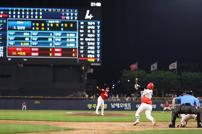 KIA 타이거즈 내야수 김선빈이 30일 광주-KIA챔피언스필드에서 열린 '2026 신한 SOL KBO리그' SSG 랜더스와의 정규시즌 6차전에 6번타자 겸 2루수로 선발 출전해 8회말 개인 통산 1798번째 안타를 기록했다. 이로써 김선빈은 타이거즈 프랜차이즈 선수 가운데 가장 많은 안타를 기록한 타자에 이름을 올렸다. KIA 타이거즈