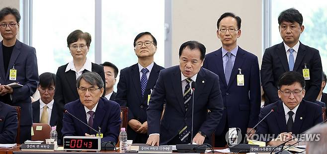 선관위 국조특위, 질의에 답하는 중앙선관위 (서울=연합뉴스) 이동해 기자 = 중앙선관위 위철환 위원장 직무대행과 위원들이 1일 국회에서 열린 '제9회 전국동시지방선거 투표용지 부족 사태 등 국민 참정권 침해 진상규명 및 선거관리 개혁을 위한 국정조사 특별위원회' 제3차 전체회의에서 의원 질의에 답하고 있다. 2026.7.1 eastsea@yna.co.kr
