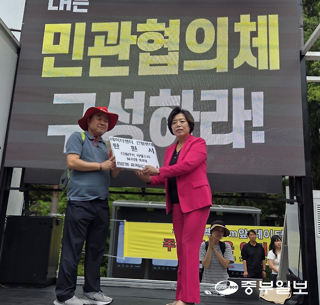 2일 오전 9시 30분 신계용(오른쪽) 과천시장이 '과천주암지구 데이터센터 건립반대 주민 모임'으로부터 탄원서를 전달 받고 있다. 하재홍 기자