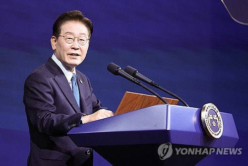 이재명 대통령이 2일 충남 아산시에서 열린 충청권 첨단산업 발전비전 국민보고회에서 축사를 하고 있다. 청와대통신사진기자단