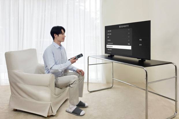삼성전자 모델이 '시각·청각 장애인용 TV 보급사업' 공급 모델인 '43형 풀HD 스마트 TV'를 시청하고 있다. 삼성전자 제공