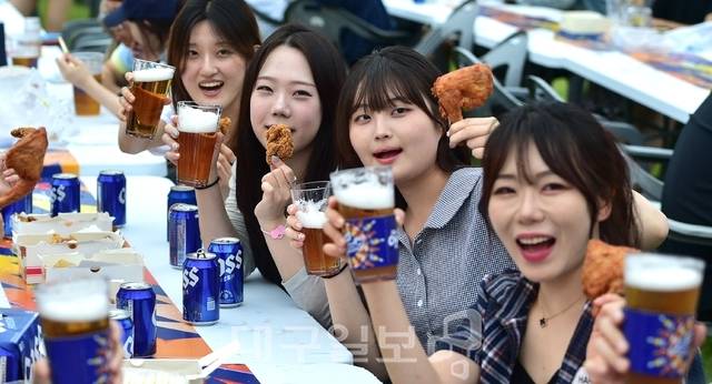 지난 1일 오후 대구 달서구 두류공원에서 개막한 '2026 대구치맥페스티벌'을 찾은 시민들이 치킨과 맥주를 먹으며 축제를 즐기고 있다. 김진홍 기자 solmin@idaegu.com