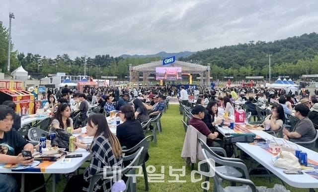이날 오후 6시께 테이블 석은 축제를 즐기러 온 방문객으로 가득 찼다. 김도경 기자