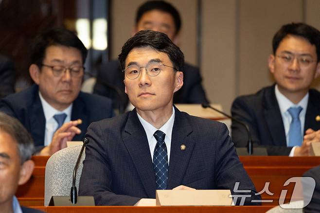 김남국 더불어민주당 의원이 5일 서울 여의도 국회에서 열린 의원총회에 참석해 자리하고 있다. 2026.6.5 ⓒ 뉴스1 유승관 기자