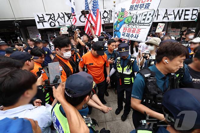 2일 서울 송파구 올림픽공원 핸드볼경기장 개표소 앞에서 국조특위 현장조사를 앞두고 시위 참가자 간 충돌이 일어나 경찰과 구급대원이 현장을 수습하고 있다. 2026.7.2 ⓒ 뉴스1 구윤성 기자