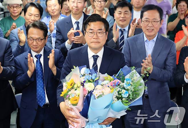 박찬대 더불어민주당 인천시장 후보가 4일 인천 미추홀구 선거사무소에서 당선이 유력해지자 당원들에게 축하받고 있다. 2026.6.4 ⓒ 뉴스1 이호윤 기자