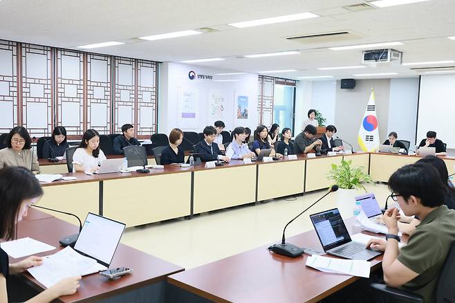 성평등가족부가 2일 오전 청년 공존공감 위원회 중간보고회 관련 브리핑을 열고 청년위원별로 정책의제를 소개하고 있다.(성평등부 제공)