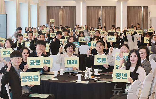 원민경 성평등가족부 장관이 서울 용산구 피스앤파크 컨벤션에서 열린 '제1기 청년 공존.공감 위원회' 출범식에서 청년들과 함께 기념촬영을 하고 있다. (성평등가족부 제공. 재판매 및 DB 금지) 2026.3.28 ⓒ 뉴스1