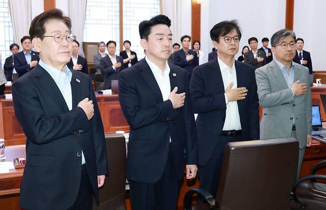 이재명 대통령이 2일 청와대에서 열린 수석보좌관회의에서 국기에 경례하고 있다. 2026.7.2 연합뉴스