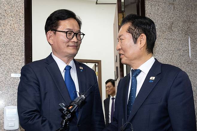 정청래 더불어민주당 대표가 서울 여의도 국회에서 송영길 전 대표와 면담을 마치고 배웅하고 있다. 뉴스1