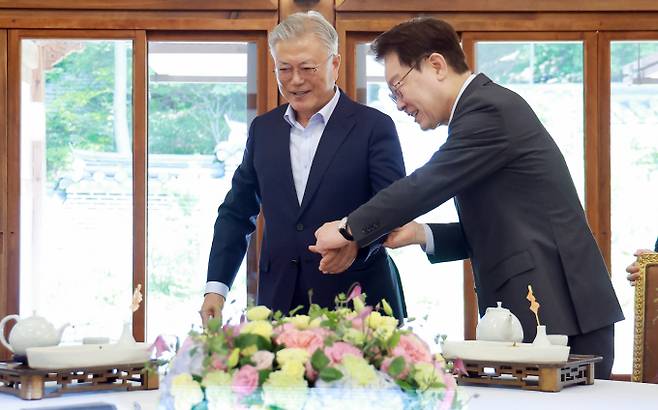 이재명 대통령과 문재인 전 대통령이 1일 청와대 상춘재에서 오찬을 하기 위해 입장하고 있다. / 사진=뉴시스