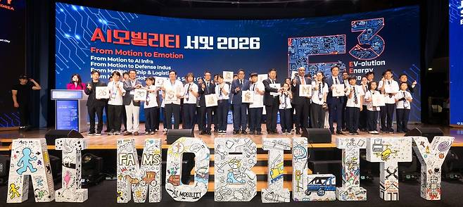지난달 30일 서울 중구 대한상공회의소 국제회의장에서 열린 ‘미래 AI 모빌리티 서밋 2026(FAMS 2026)’에서 공동 조직위원장인 최진영(앞줄 왼쪽 아홉 번째) 헤럴드미디어그룹 대표이사와 이석구(왼쪽 일곱 번째) 한국미래친환경차서비스협회장, 재단법인 액트의 주니어 단원 24명 등 내빈들이 기념촬영을 하고 있다. 무대 앞 ‘AI MOBILITY’ 조형물은 액트 주니어 단원들이 미래 모빌리티에 대한 비전과 바람을 담아 직접 제작한 작품이다. 윤창빈 기자