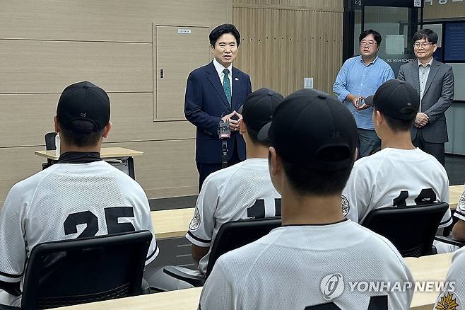 광주일고 야구부 만난 김대중 교육감 (광주=연합뉴스) 장아름 기자 = 김대중 전남광주통합특별시교육감이 취임 첫날인 1일 오후 광주제일고등학교를 방문해 최근 전국대회 경기에서 상대 팀인 배재고 선수단의 지역 비하성 응원으로 상처를 입은 야구부를 위로하고 있다. 2026.7.1 areum@yna.co.kr