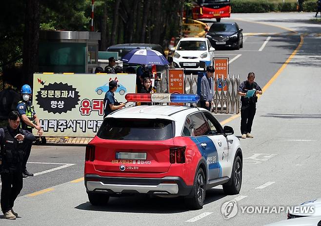 분주한 한화에어로스페이스 대전사업장 정문 (대전=연합뉴스) 이주형 기자 = 1일 오전 대전 유성구 외삼동 한화에어로스페이스 대전사업장에서 폭발 사고가 나 정문 앞이 통제 중인 가운데, 노동 당국이 정문 안으로 진입하고 있다. 2026.6.1 coolee@yna.co.kr