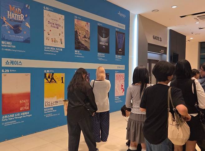 K-뮤지컬국제마켓 글로벌 쇼케이스 (서울=연합뉴스) 권지현 기자 = 1일 서울 코엑스아티움에서 열린 K-뮤지컬국제마켓 글로벌 쇼케이스에서 뮤지컬 '귀멸의 칼날' 팬들이 포스터 앞에 줄지어 서 있다. 2026.7.1. fat@yna.co.kr