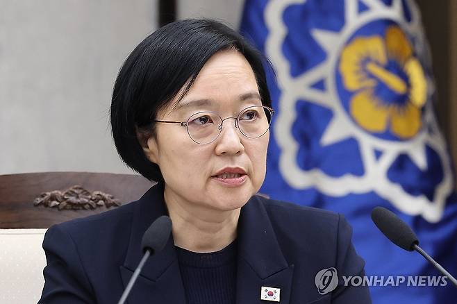 발언하는 한성숙 총리 (세종=연합뉴스) 김주성 기자 = 한성숙 국무총리가 2일 세종시 정부세종청사에서 열린 제14차 비상경제점검회의를 주재하고 있다. 2026.7.2 utzza@yna.co.kr
