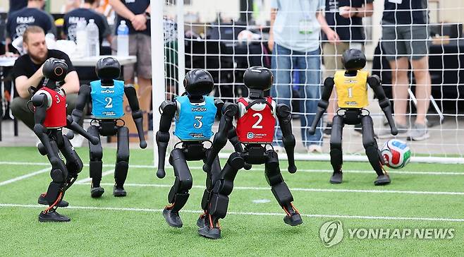 '골인이다' (인천=연합뉴스) 임순석 기자 = 2일 인천 연수구 송도컨벤시아에서 열린 '로보컵 2026 인천'에서 축구 로봇이 경기를 펼치고 있다. 2026.7.2 soonseok02@yna.co.kr
