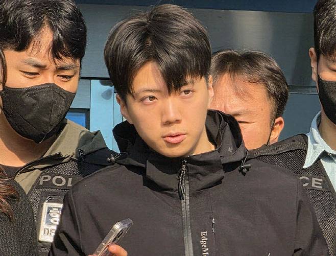 '여고생 살해범' 장윤기(23)가 지난 5월14일 오전 광주 서부경찰서에서 검찰로 송치되고 있다 (사진=뉴스1)